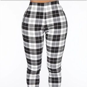Black & White Plaid Leggings w/Zipper Pocket
